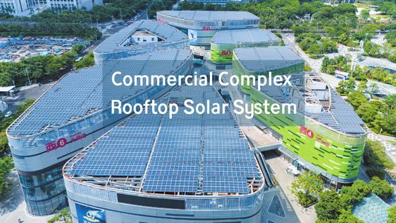 Sistema solare commerciale distribuito sul tetto complesso commerciale